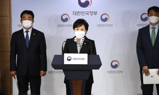 김현미(사진) 국토부 장관이 19일 정부서울청사에서 서민, 중산층 주거안정 지원방안을 발표하고 있다. <연합뉴스>